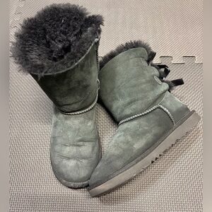 UGG Kids Bailey Bow black boots - size 4